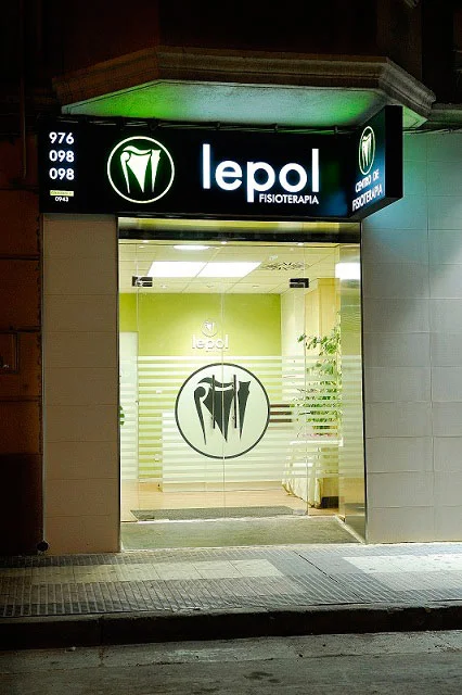 Rótulo exterior con cajón luminoso negro y banderola a juego, fabricado con letras recortadas sobre fondo de vinilo negro e instalado en la clínica Fisioterapia Lepol de Zaragoza.